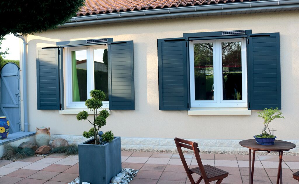 Volet-battant-aluminium-oceanos-solaire-avec-bati-1