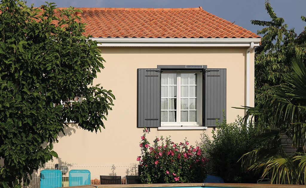 Volet-battant-aluminium-mistral-solaire-avec-bati (1)