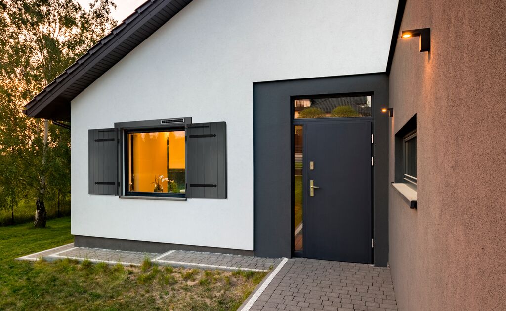 Volet-battant-aluminium-symeth-solaire-avec-bati (1)