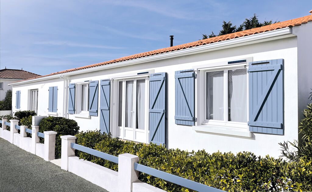 Volet-battant-aluminium-mistral-solaire-avec-bati-3