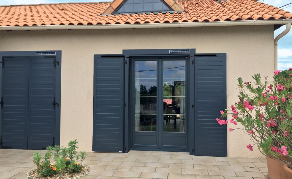 Volet-battant-aluminium-oceanos-solaire-avec-bati-3