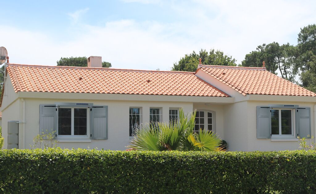 Volet-battant-aluminium-oceanos-solaire-avec-bati-2